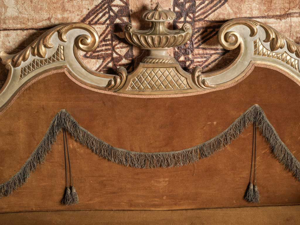 Intricate textured lattice daybed
