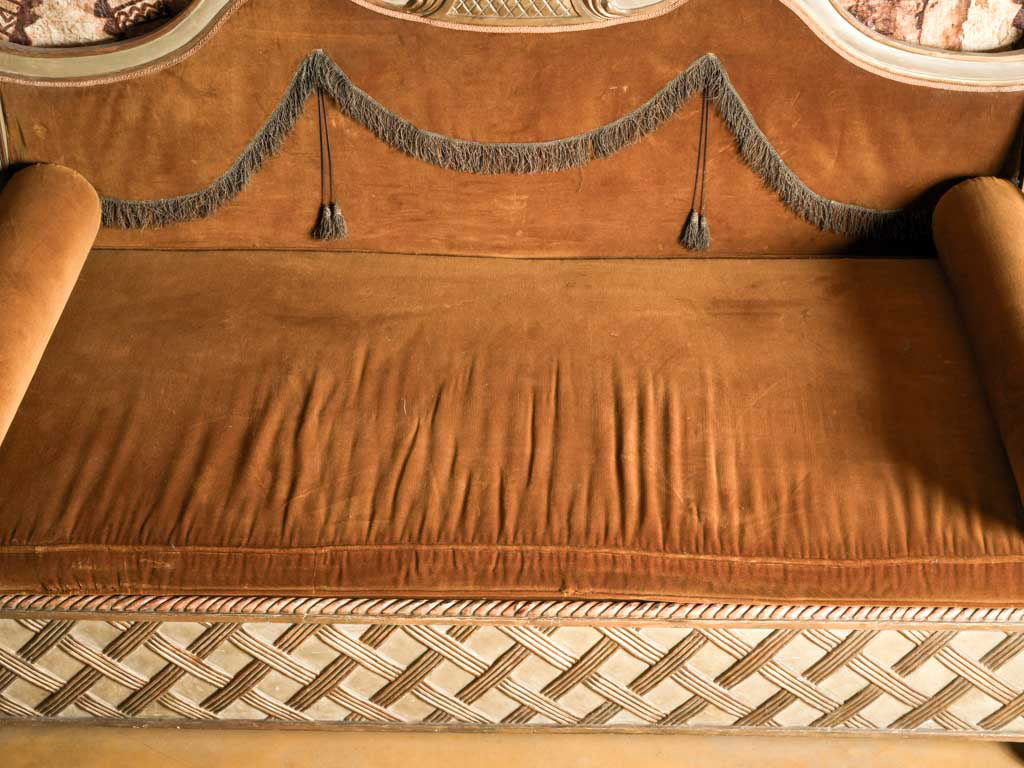 Classic painted finish daybed