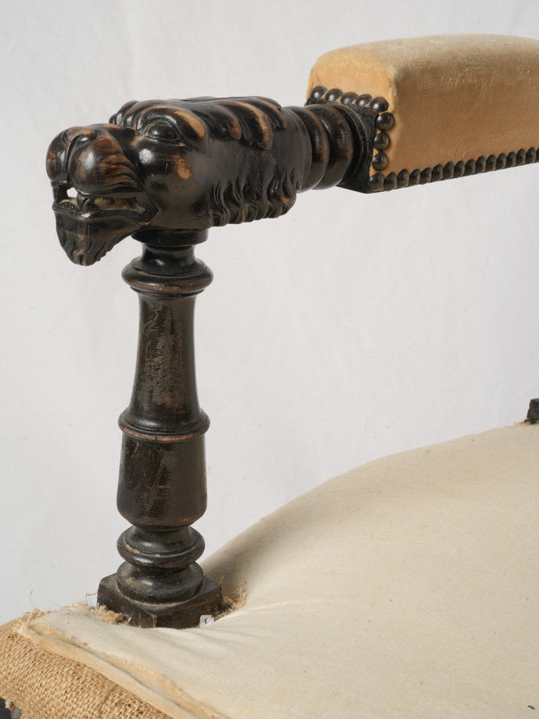 Intricate lion-head design fauteuil