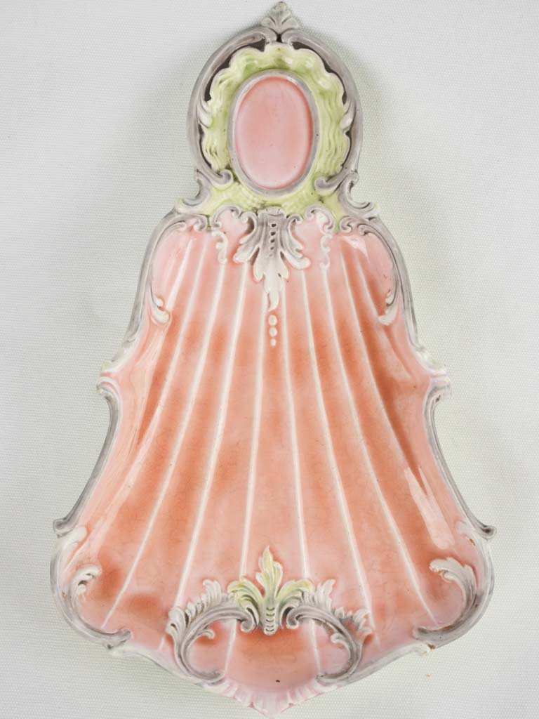 Timeless majolica fan-shaped collection piece