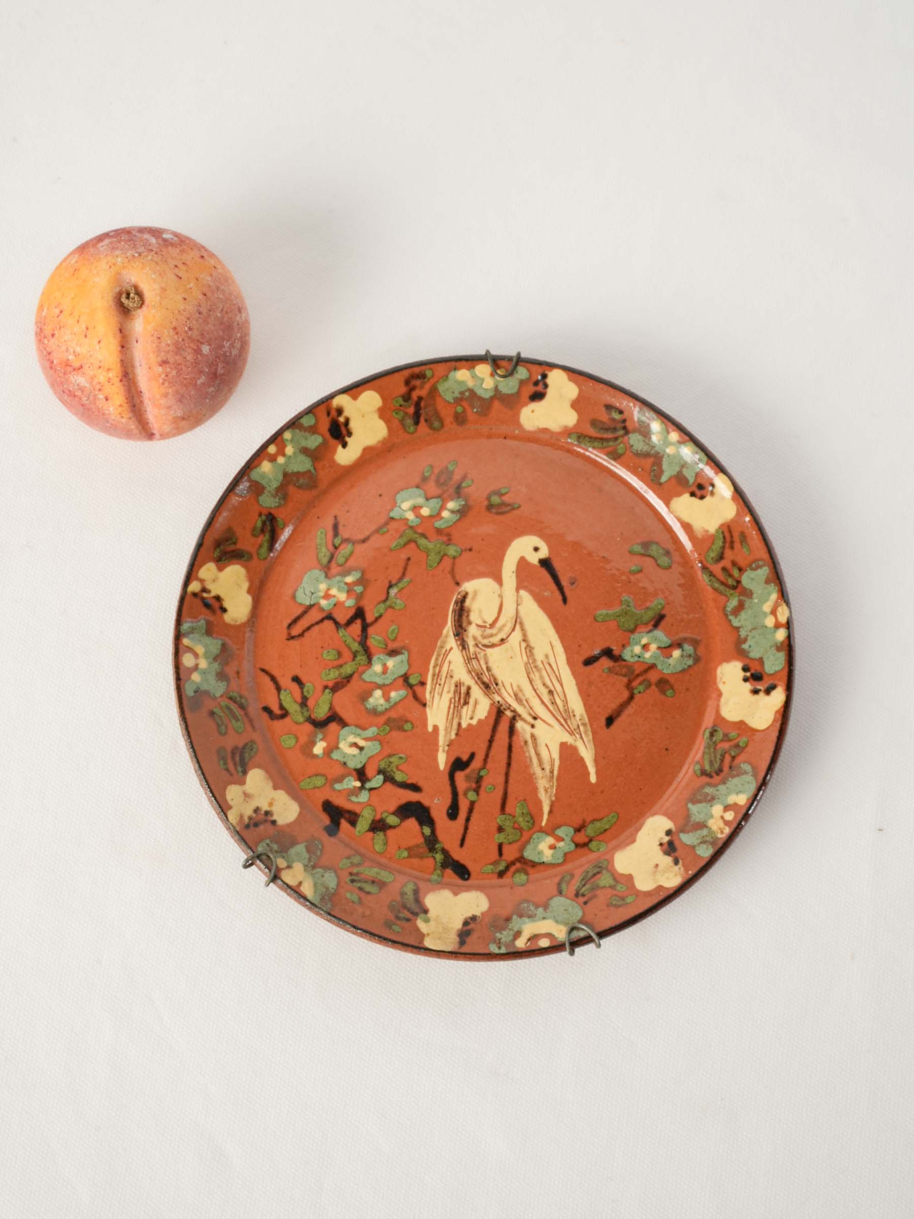 French Decorative Géry Slipware Plate w/ "Japonisme" Crane and Floral Decoration, 1920–1950 - 8¾"