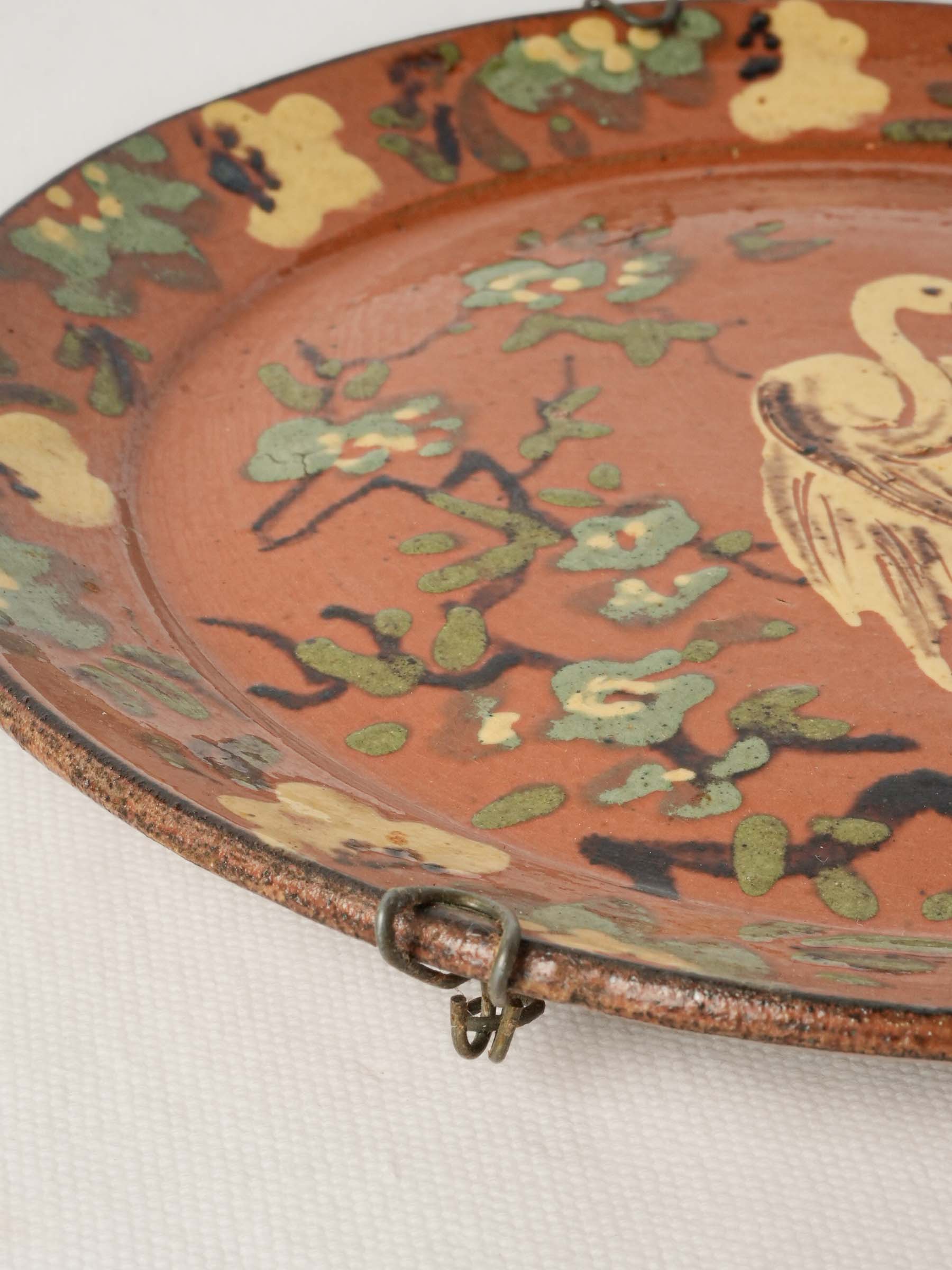 French Decorative Géry Slipware Plate w/ "Japonisme" Crane and Floral Decoration, 1920–1950 - 8¾"