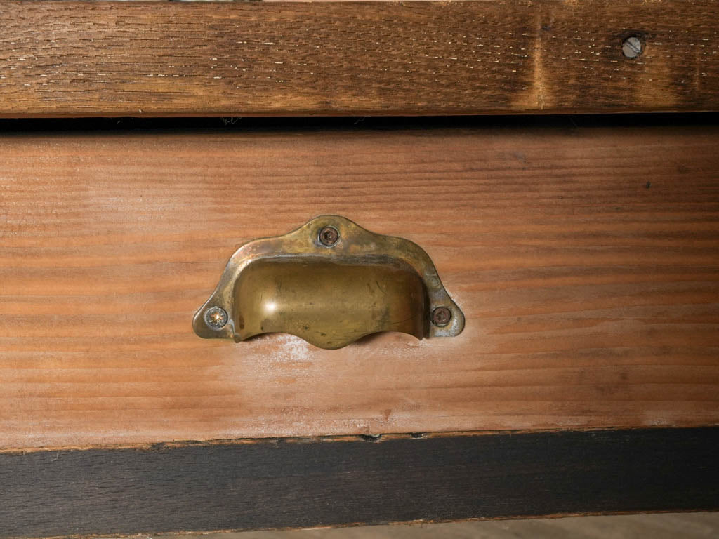 Classic elongated silhouette table