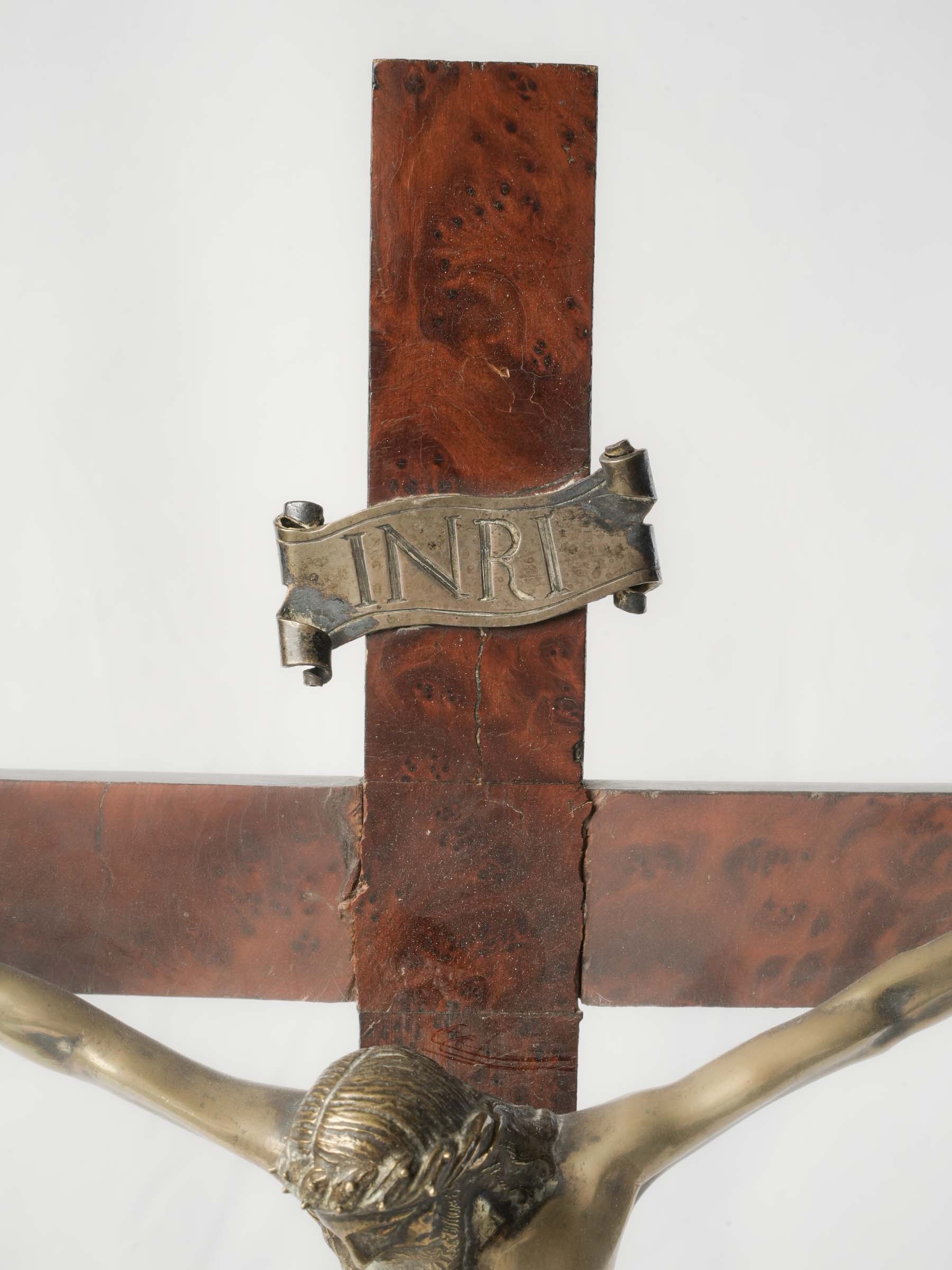 French Baroque Chapel Crucifix in Bronze and Burlwood, Early 17th Century - 23¾"