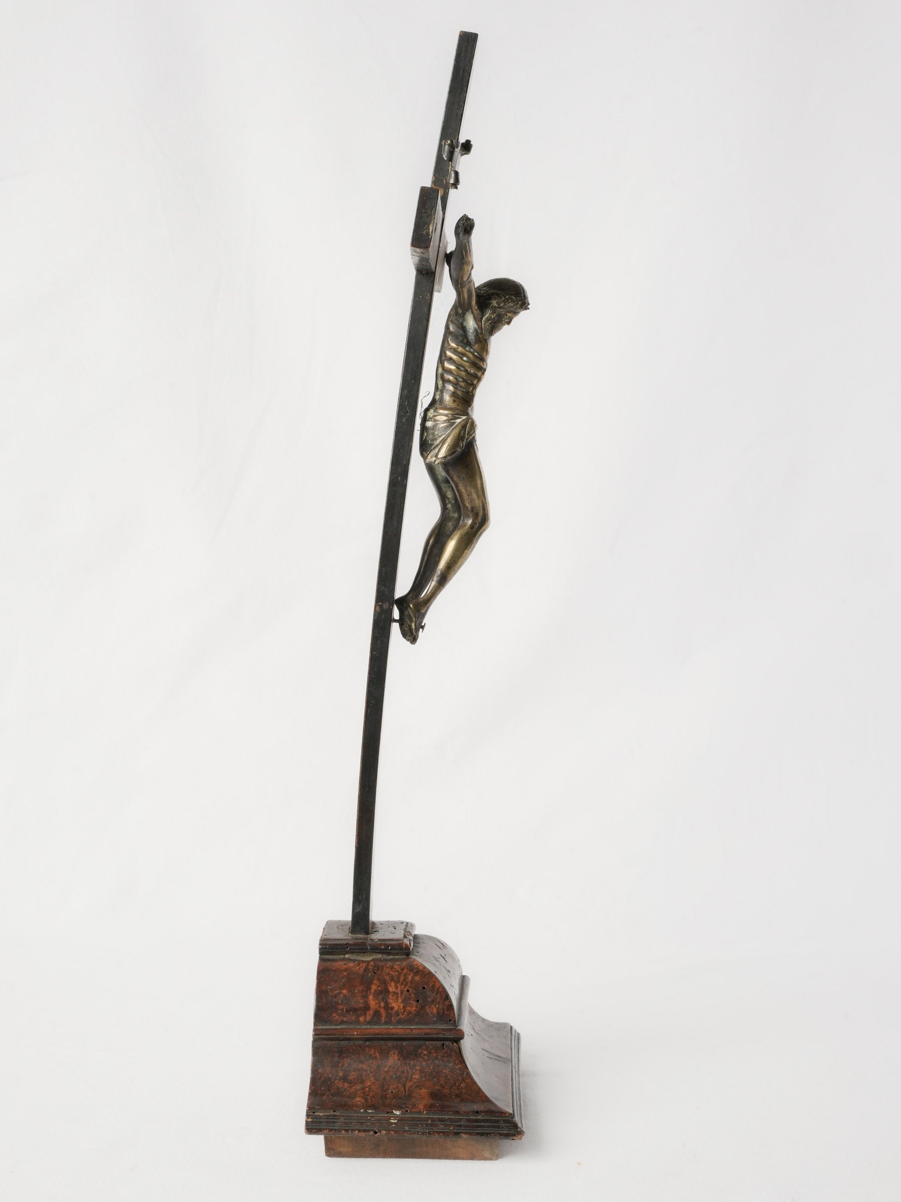 French Baroque Chapel Crucifix in Bronze and Burlwood, Early 17th Century - 23¾"