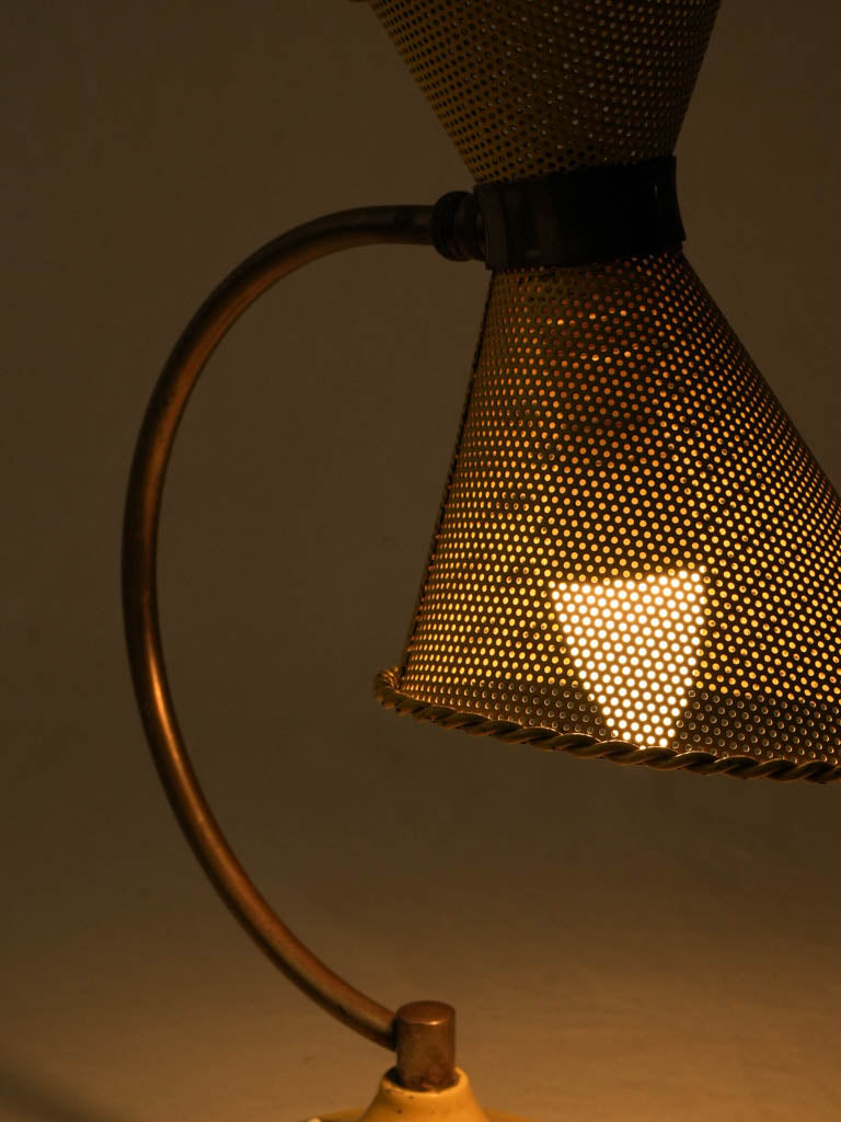 Bright enamel-finished table lamp