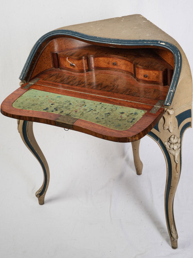 Triangular form writing desk