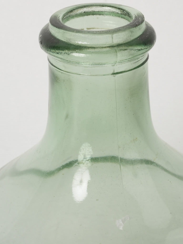 Artisanal verre soufflé demijohn vase
