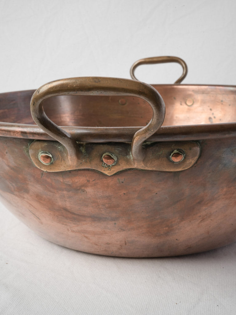 Sculptural centerpiece kitchenware