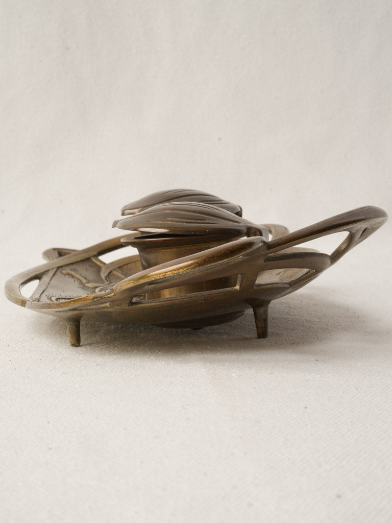 Organic ribbed-lid penholder