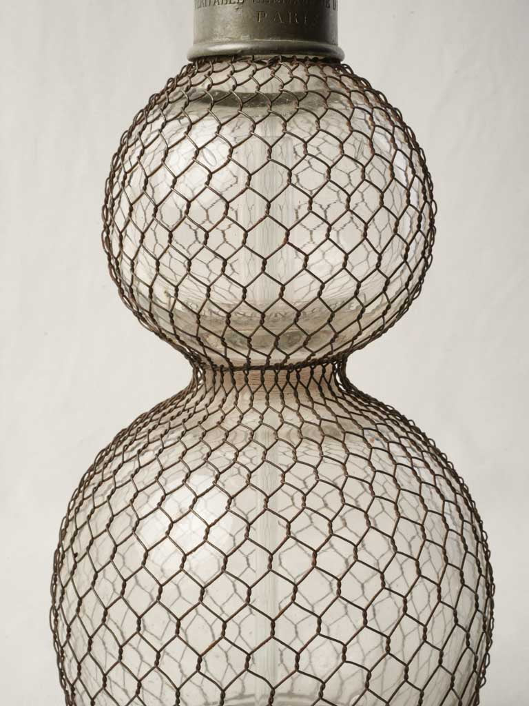 Elegant curved spout seltzer siphon