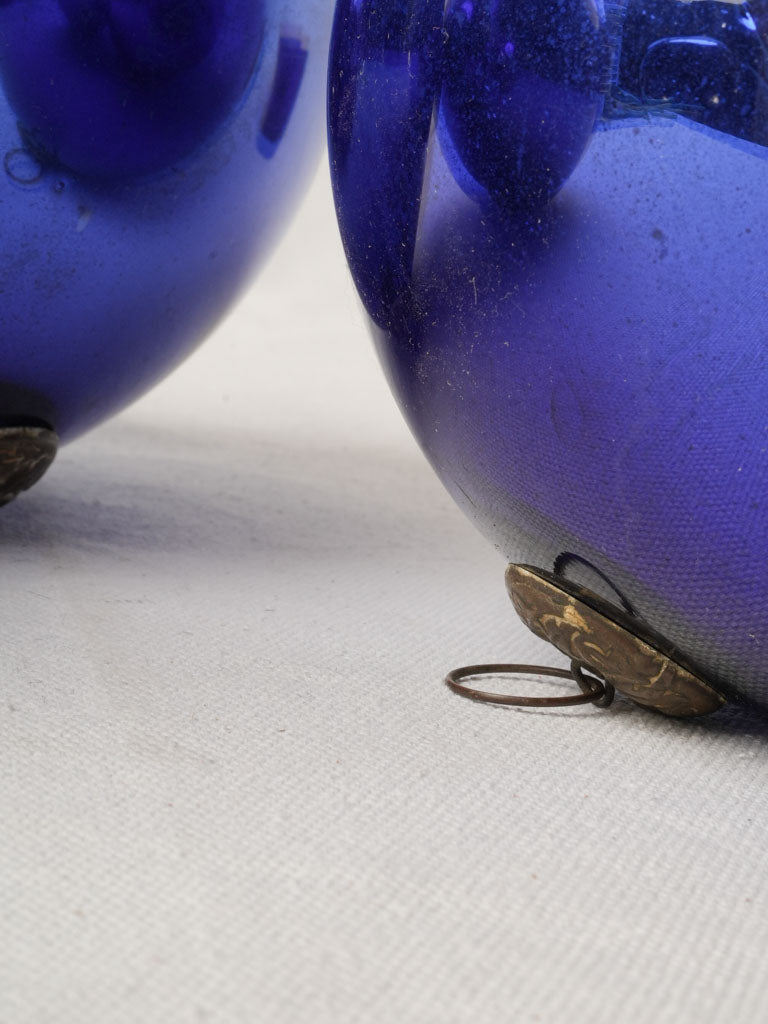 Decoratively showcased antique ornaments