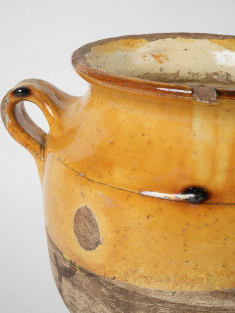 Tapered base antique cuisine pot