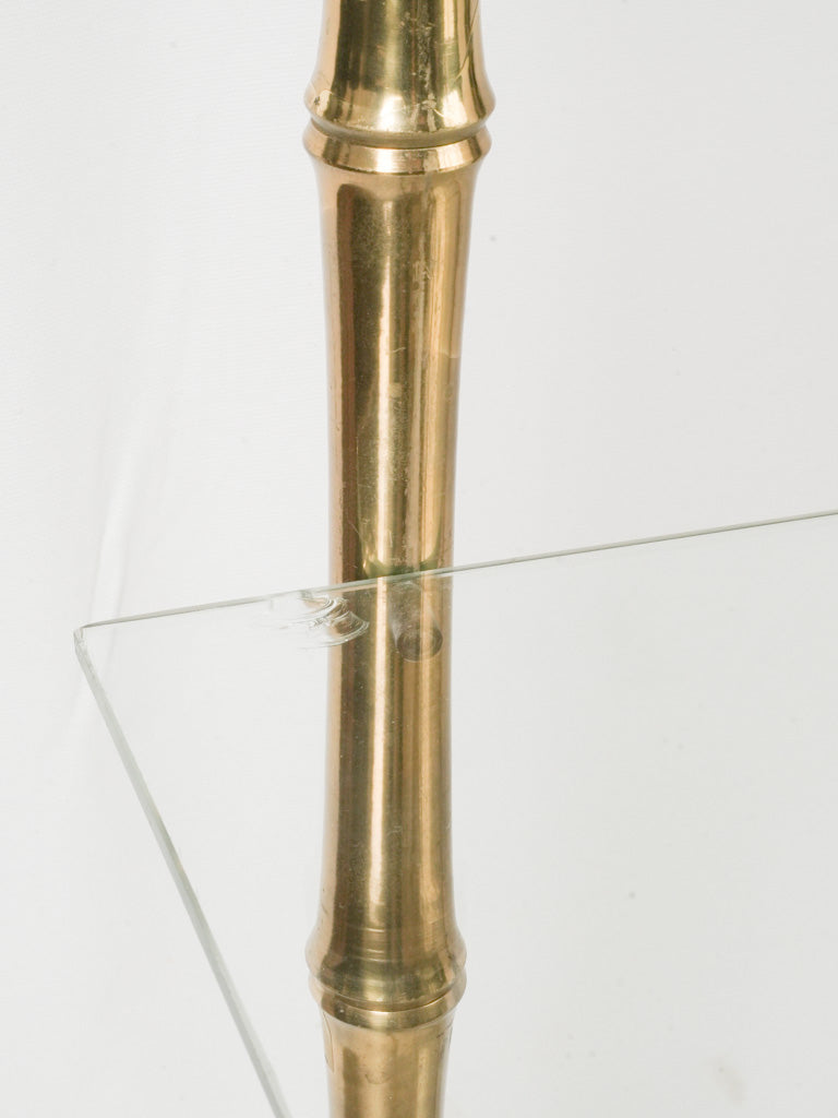 Regal finial-topped étagère