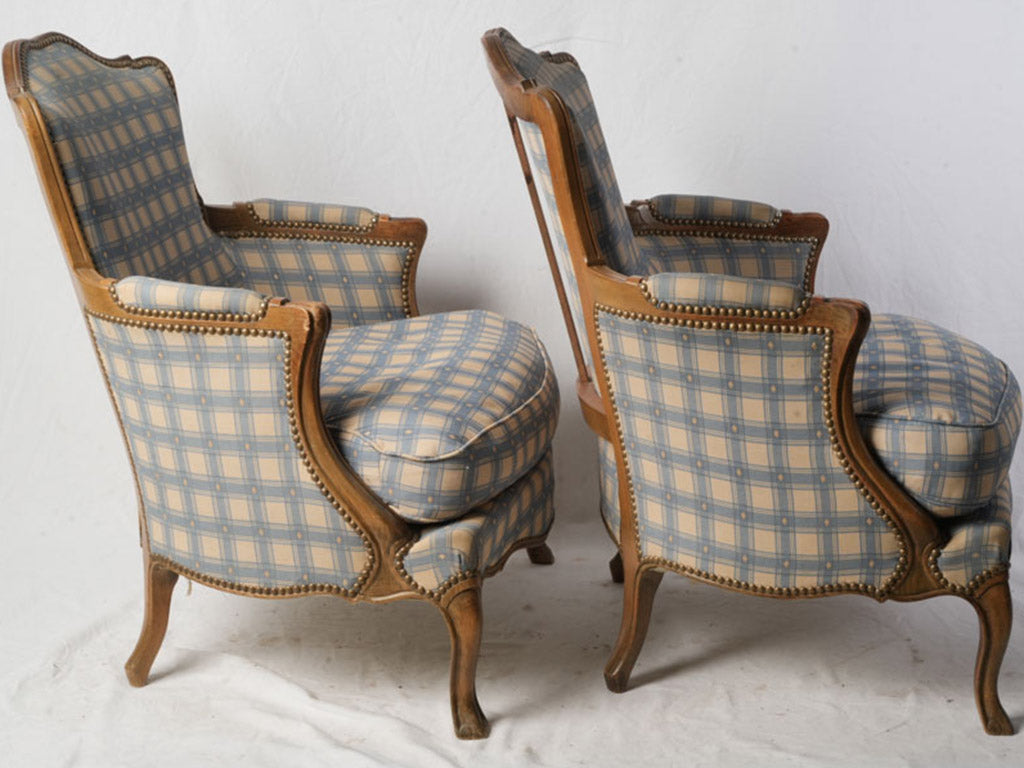 Generously cushioned seating armchairs