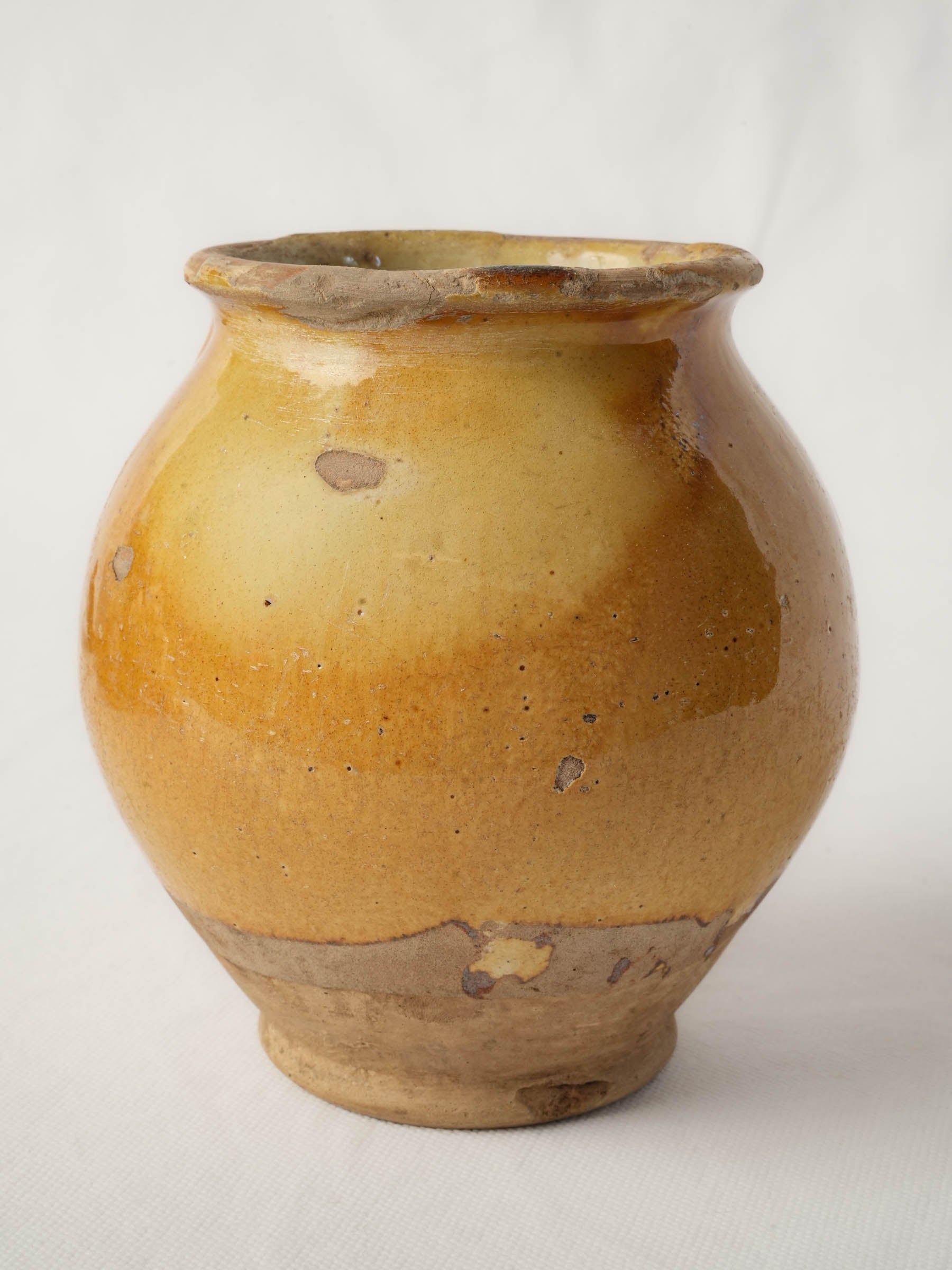 Handleless ovoid earthenware container  