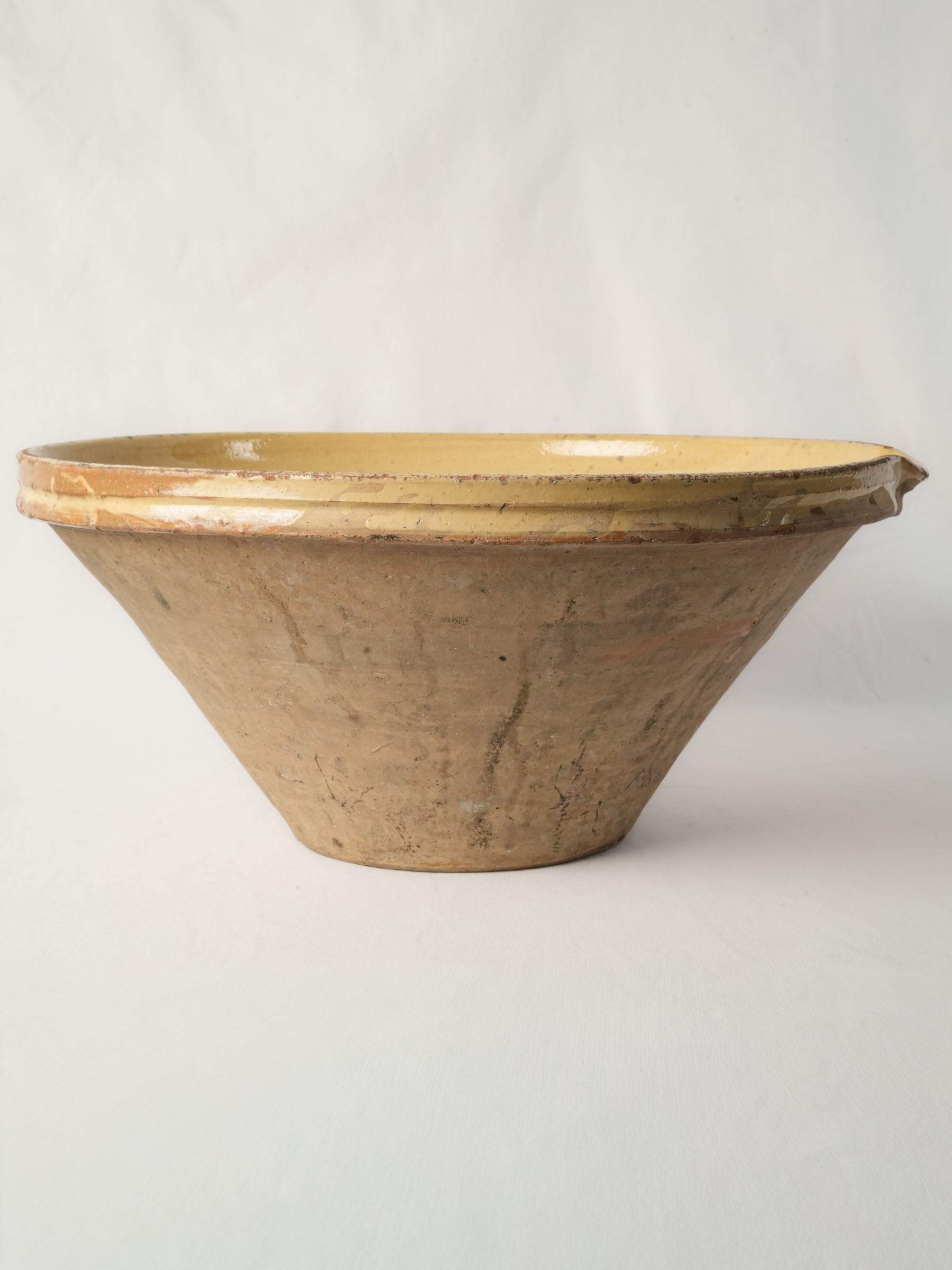 Beautifully tapered traditional fruit bowl