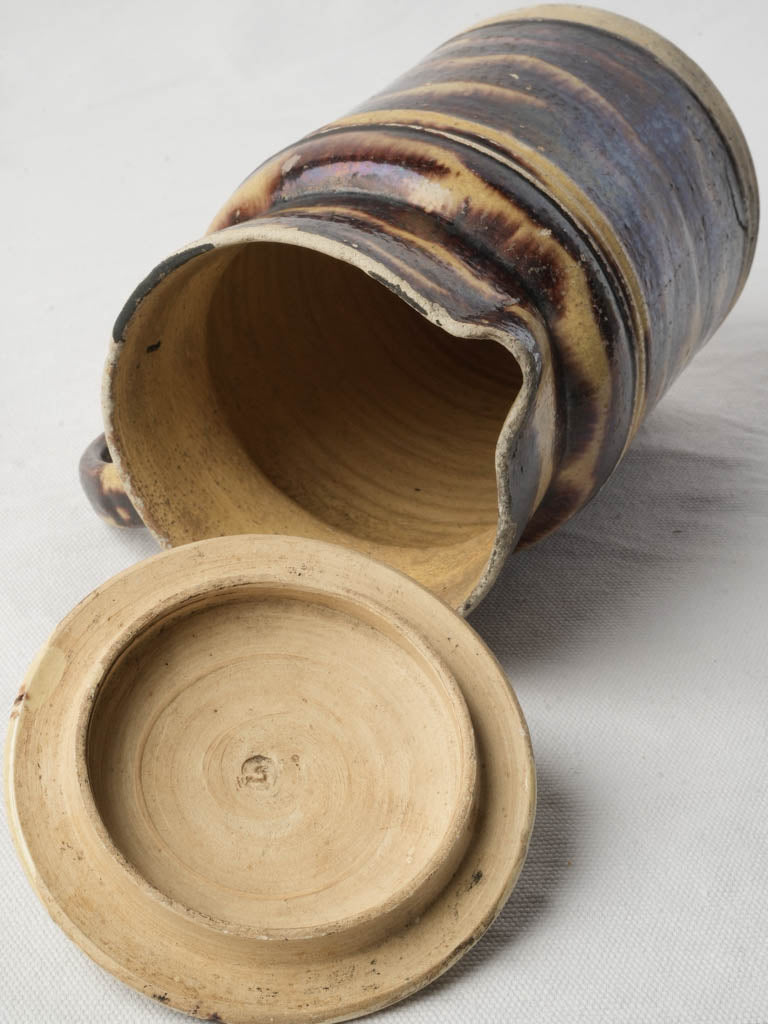 Classic ribbed earthenware pot  