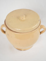 pot with lid with knob handle on top 