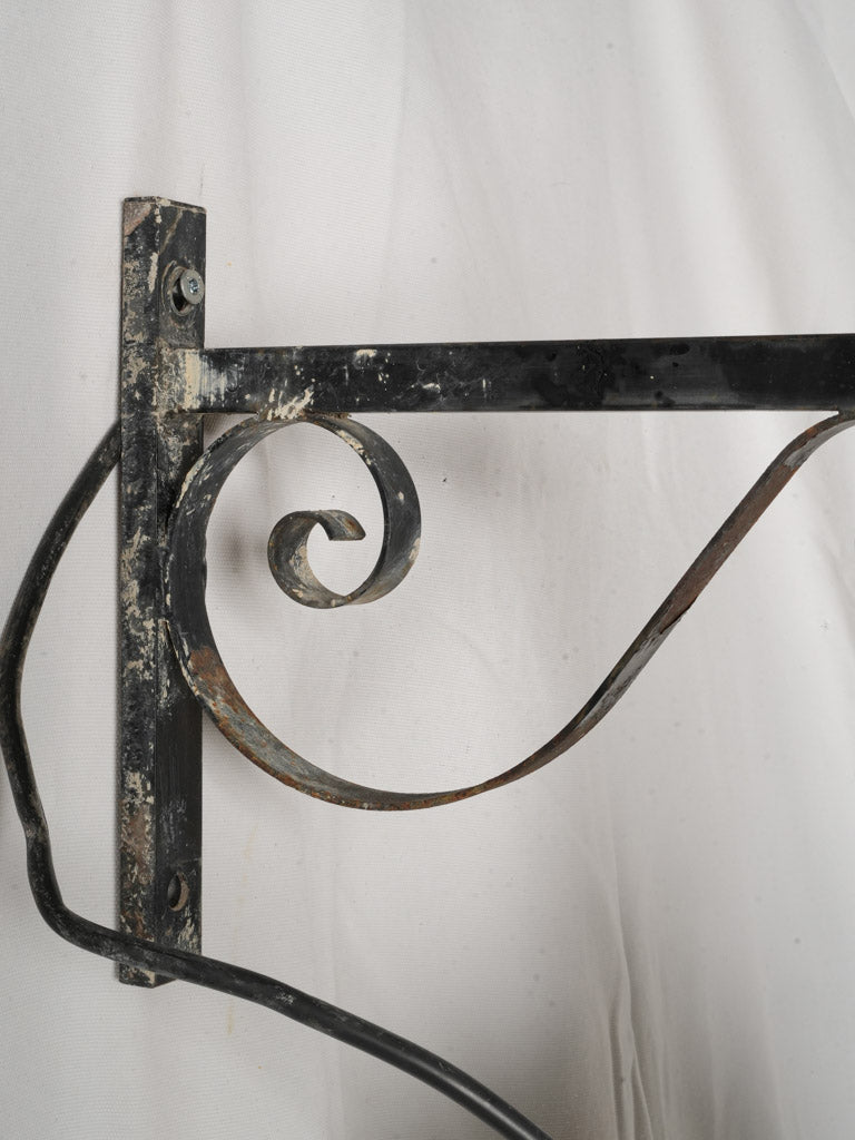 French-style exterior lighting fixture