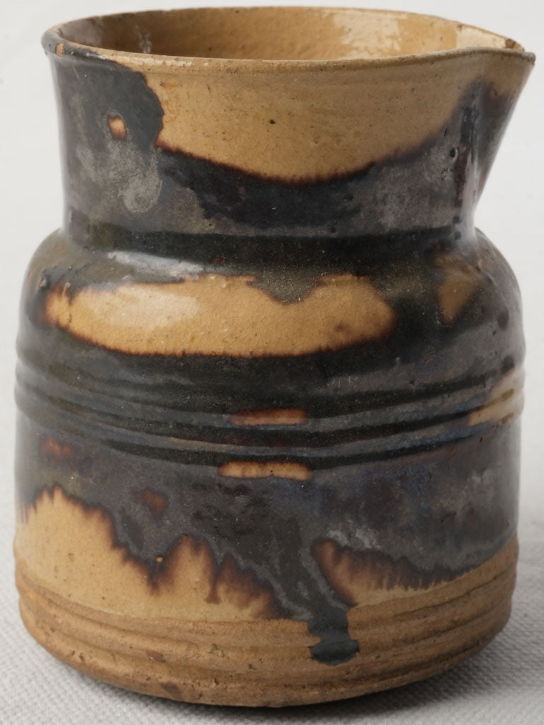 Compact rustic kitchen décor