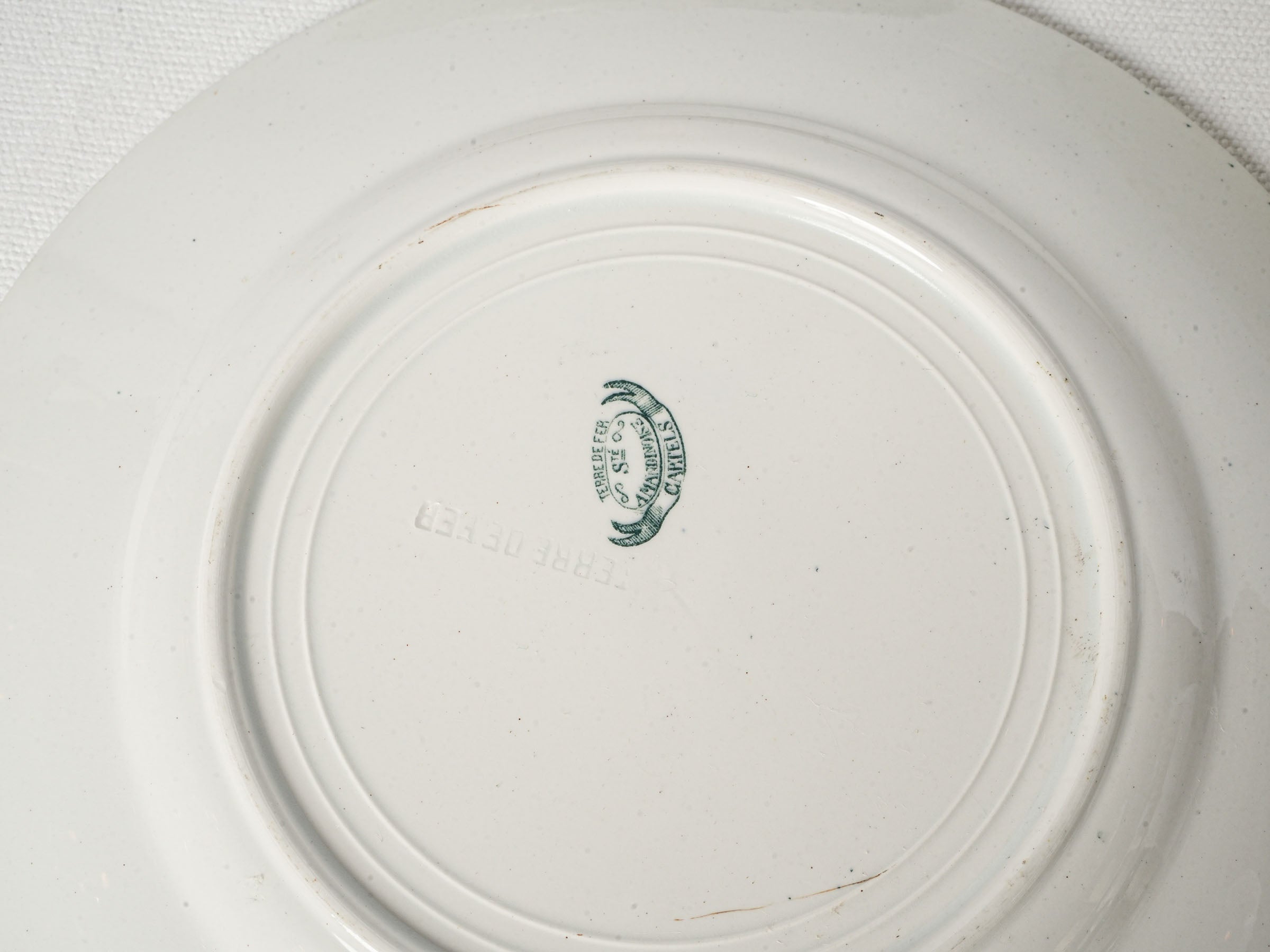 Asymmetrical fan-motif tableware  