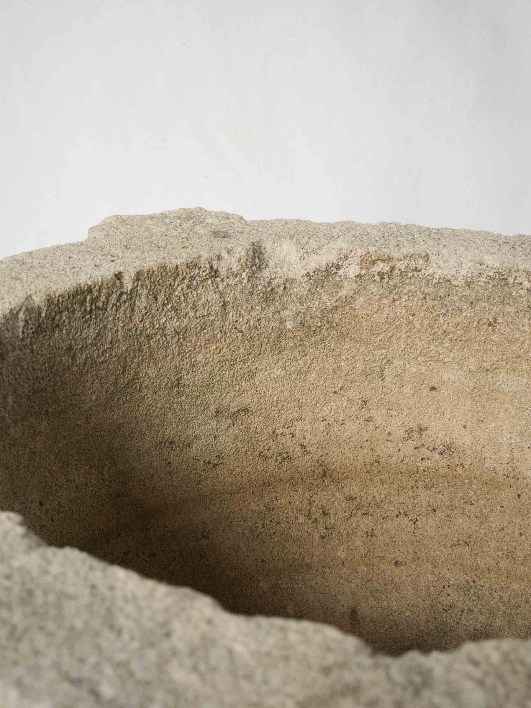 Coarse grain grey cachepot  