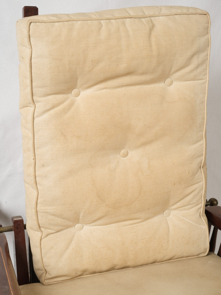 Refined craftsmanship reclining chair