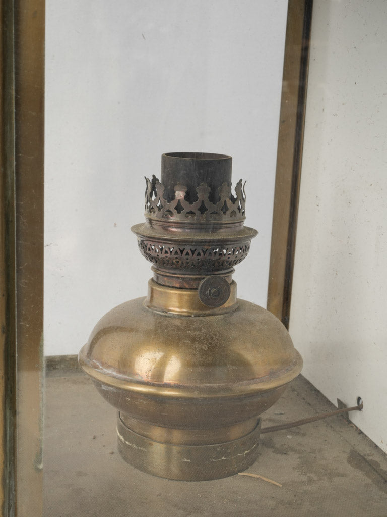 Dignified geometric lantern design