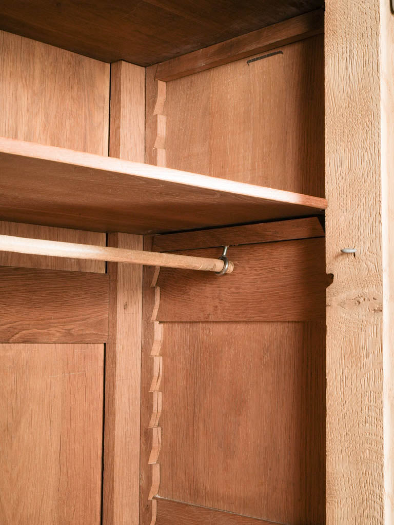 Warm-tone wooden bonnetière