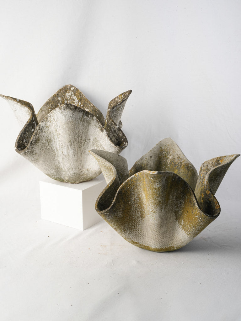 Mottled gray tulip-form containers  