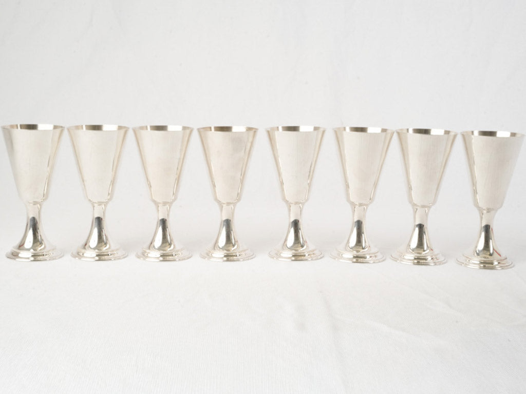 Streamlined minimalistic goblet set