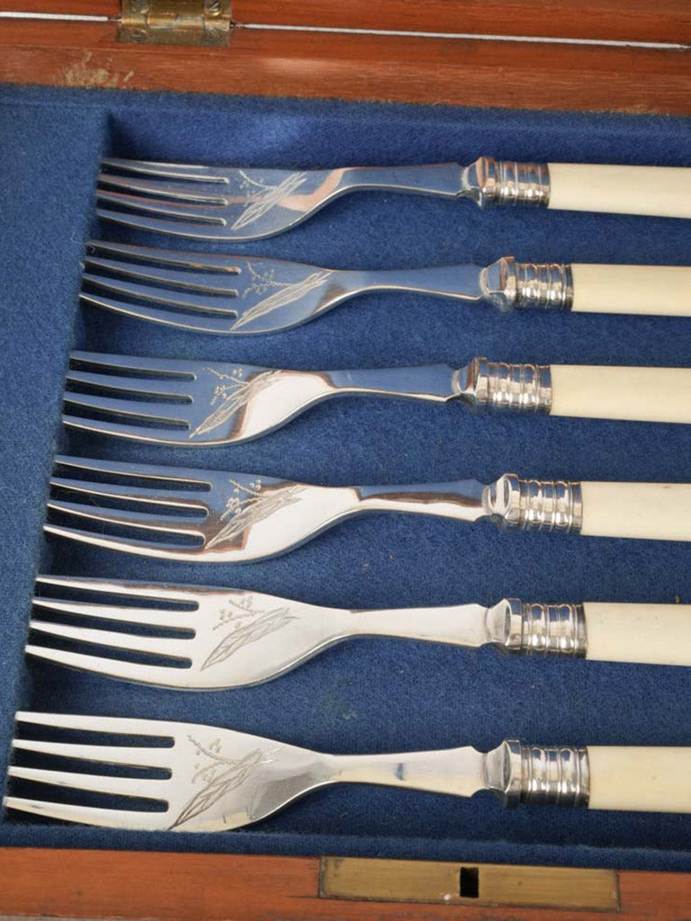 Graceful, scalloped blade utensils