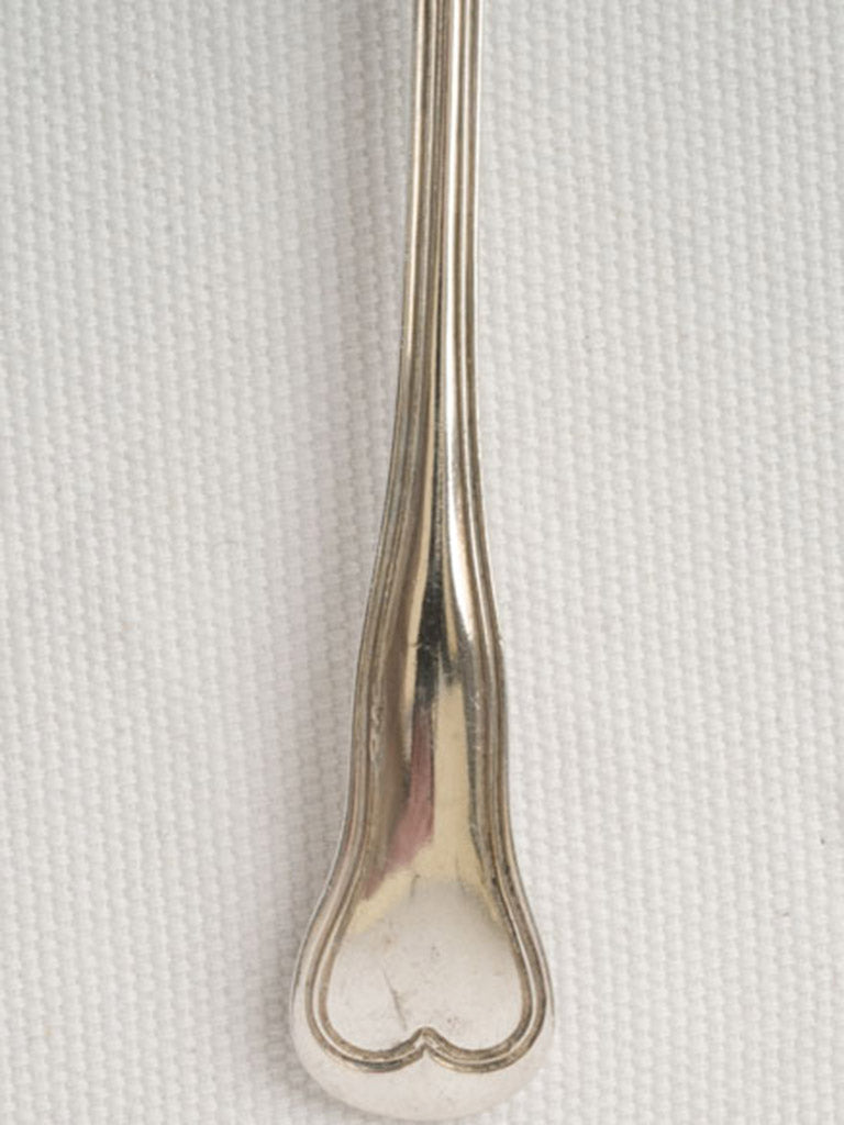 Heart-tipped handle sugar sifter