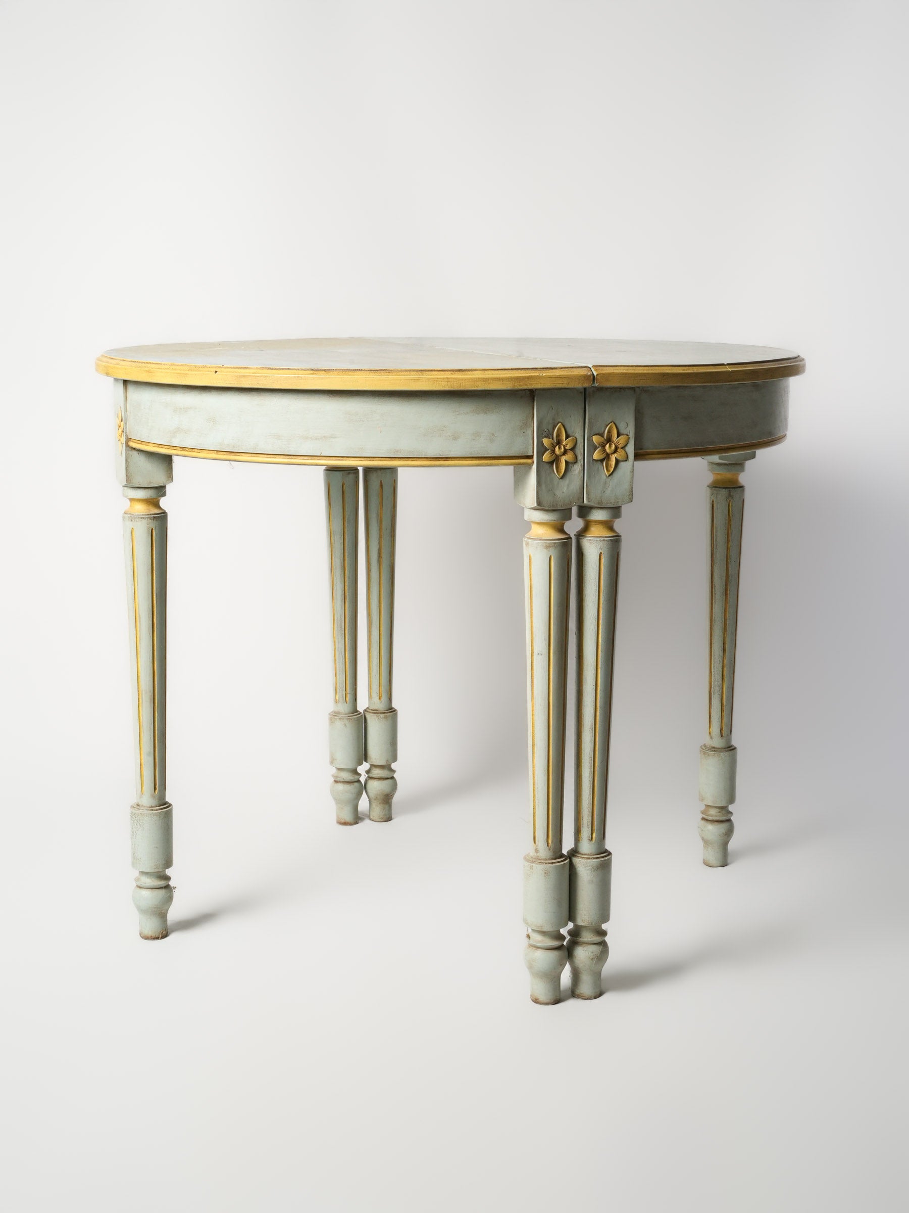 Timeless Provençal table with patina