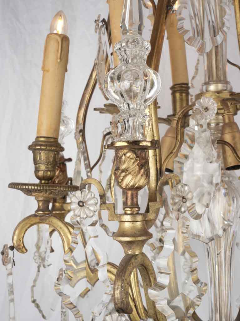 Classical upward-pointing light chandelier charm