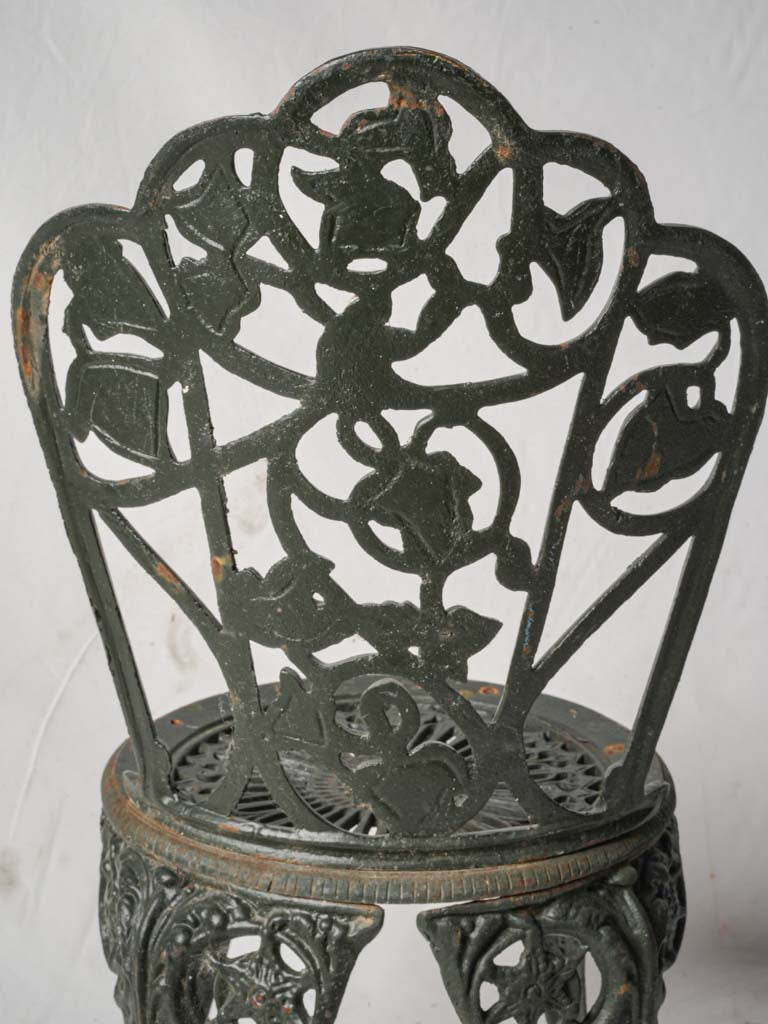 Elegant bistro ivy motif seating