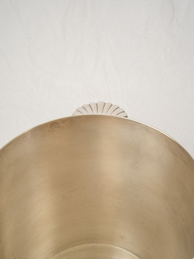 Distinctive shell-handled bar accessory   