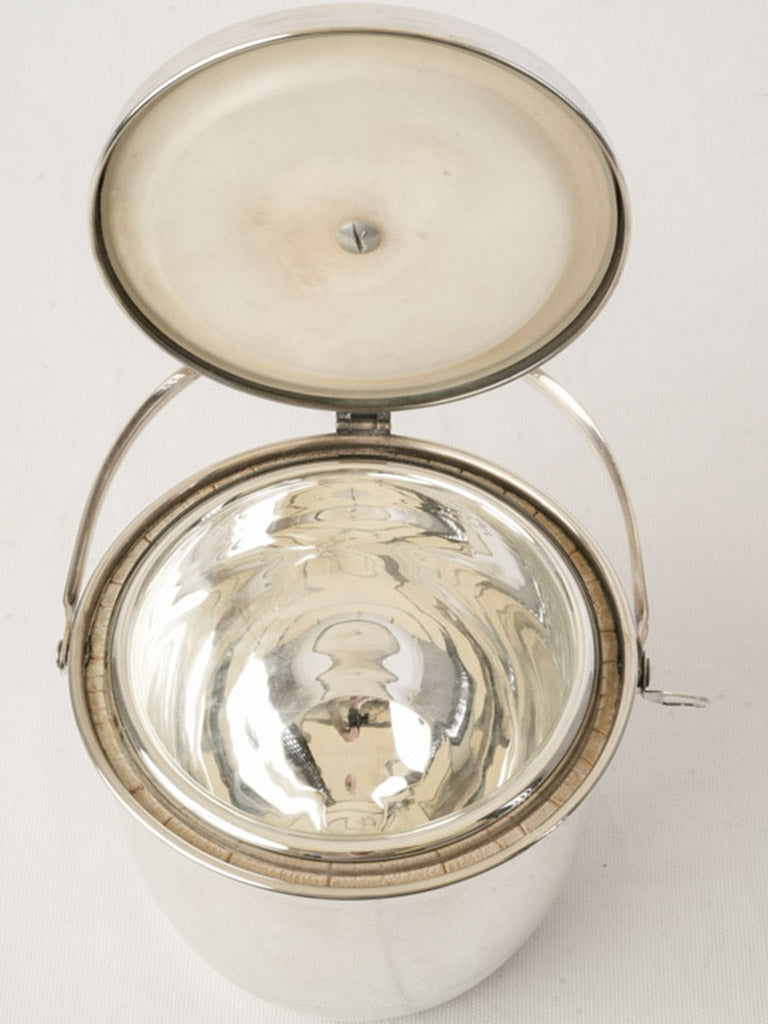 Discreet bracket ice bucket  