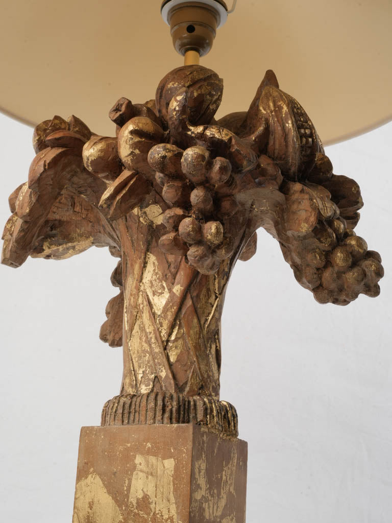 Sculptural trophy lamp feature