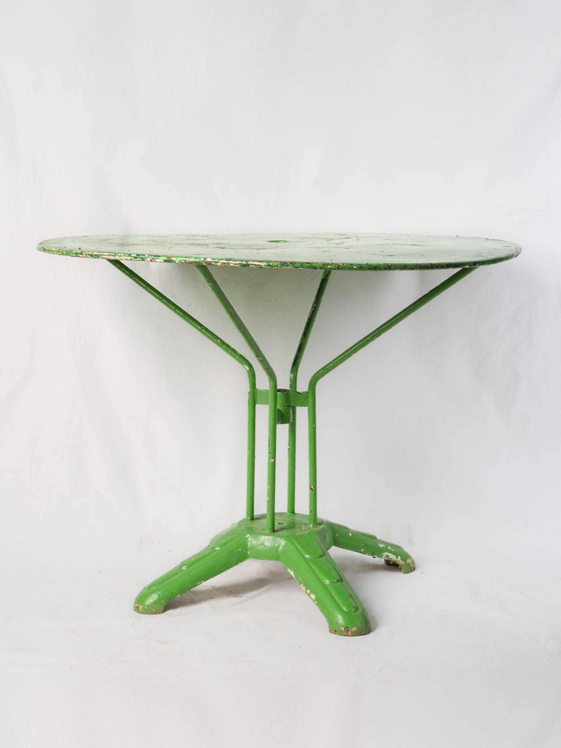 Cheerful 1960s Painted Iron Garden Table in Apple Green - 37¾"