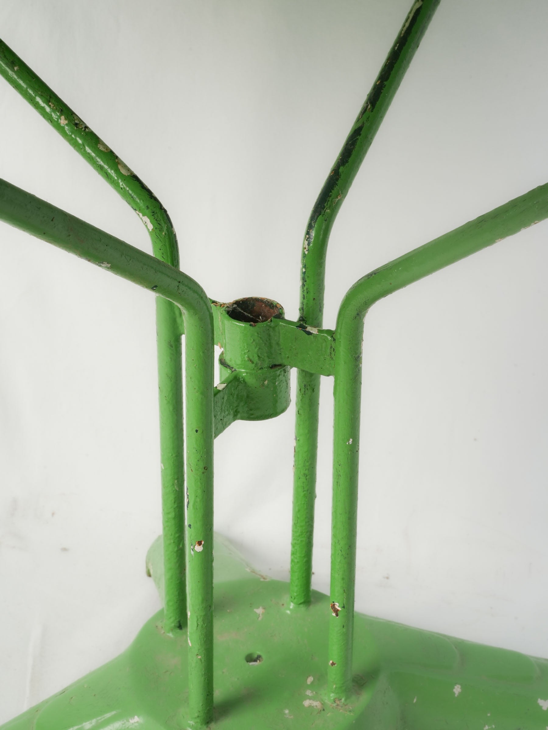 Cheerful 1960s Painted Iron Garden Table in Apple Green - 37¾"