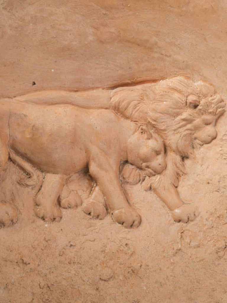 Uniquely modelled lion relief bowl