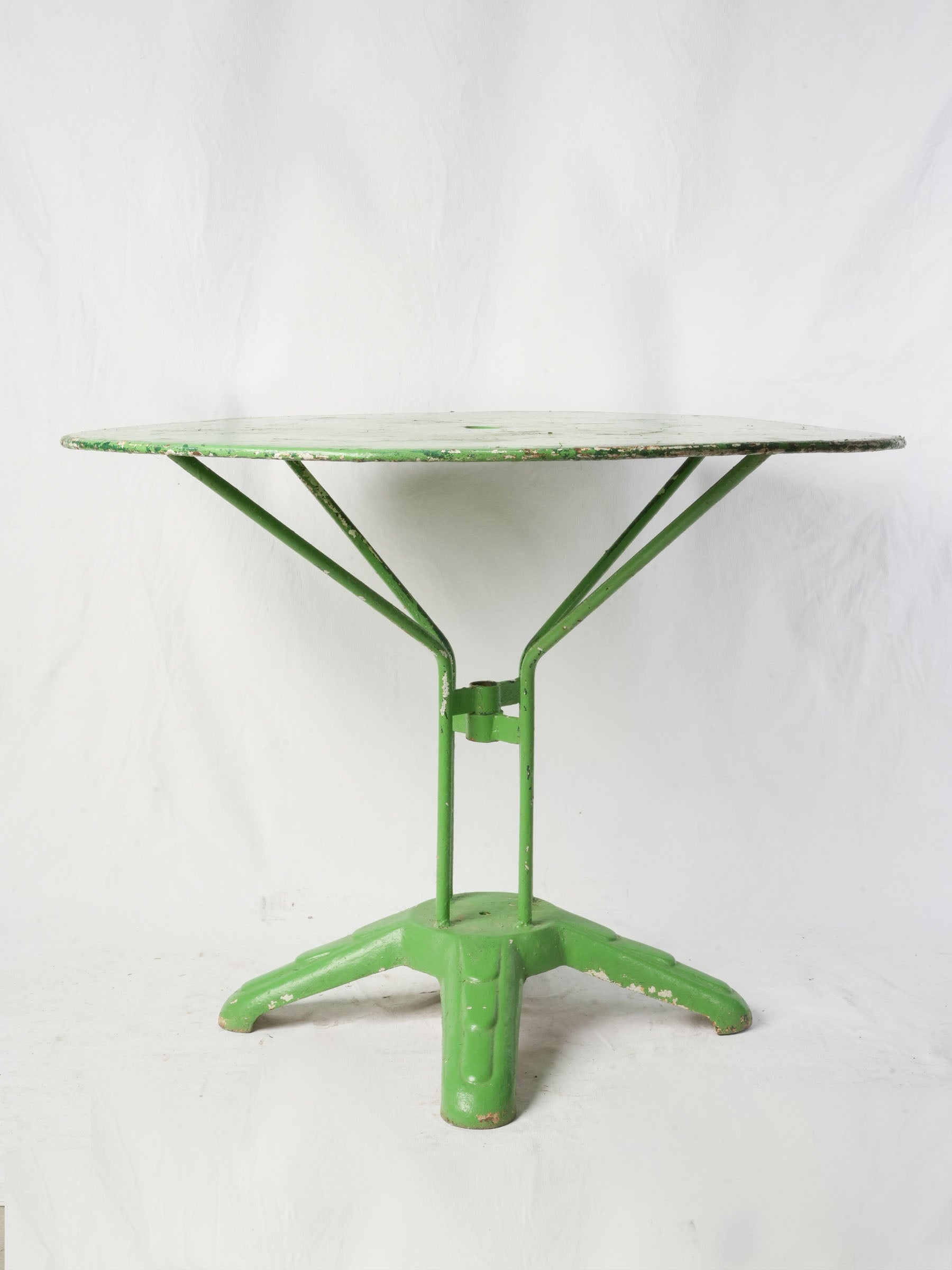 Cheerful 1960s Painted Iron Garden Table in Apple Green - 37¾"