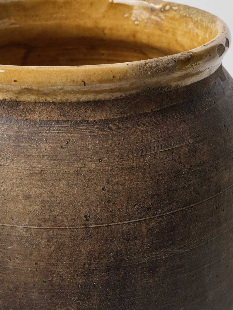 Unique handle-less terracotta piece
