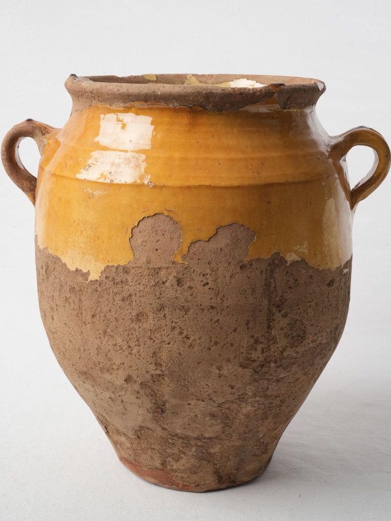 Elegant curved-handle confit pot  