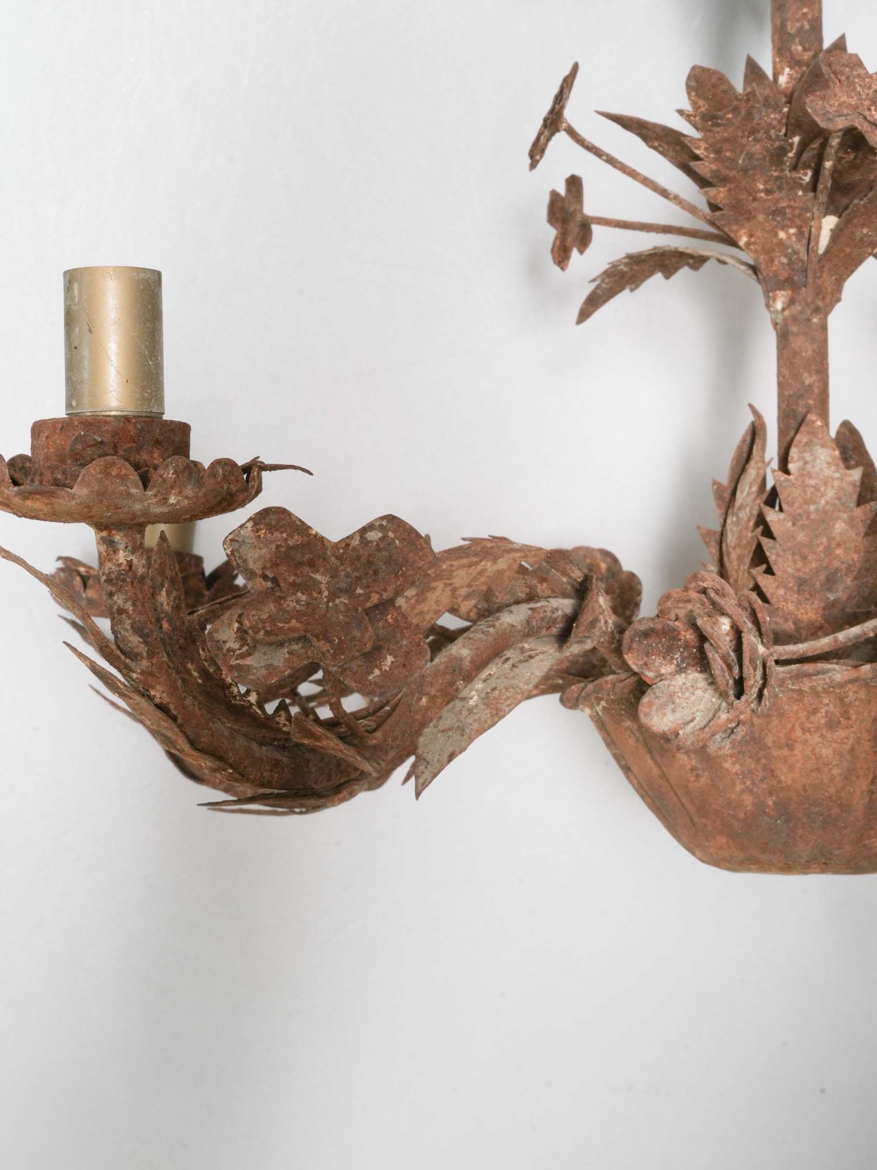 Rustic Handcrafted Iron Chandelier with Natural Rust Patina, Early to Mid-20th Century - 25¼" diameter