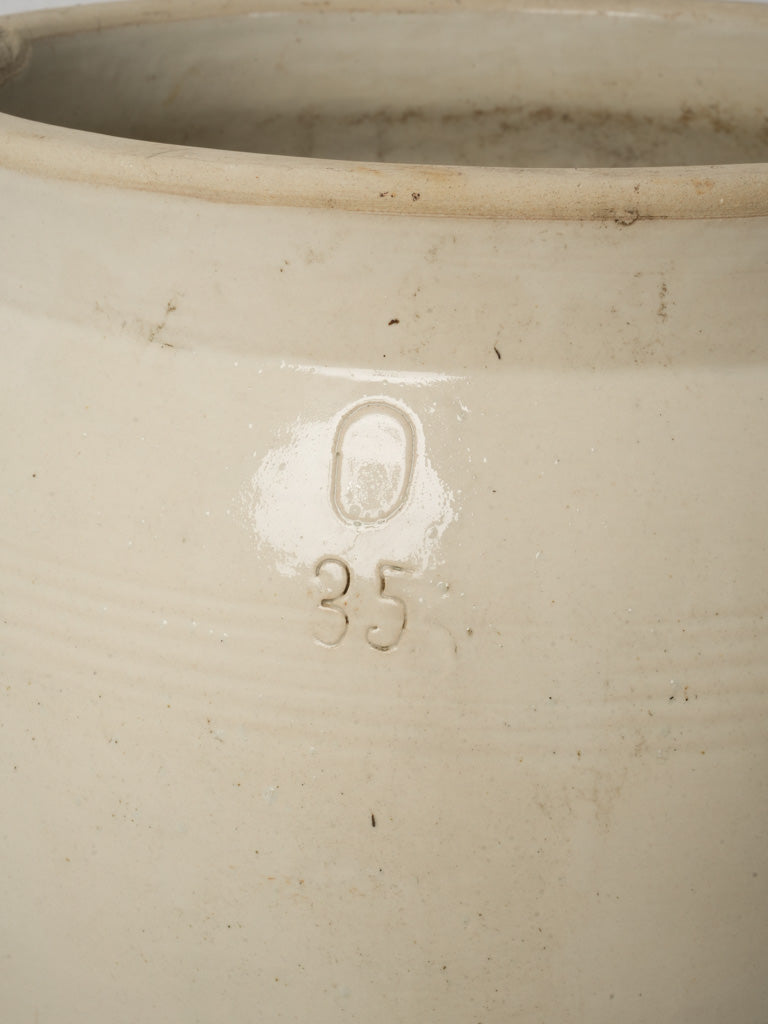 Elegant stoneware decorative object  