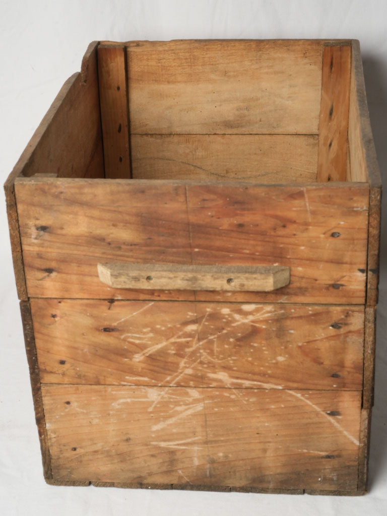 Wear-consistent pine bottle holder  