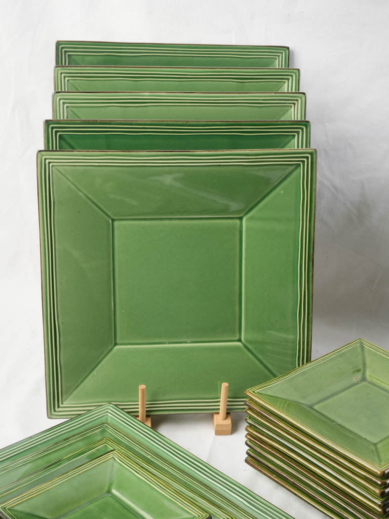 Timeless glossy green plate service